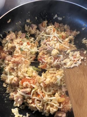 西红柿鸡蛋火腿芝士炒饭的做法 步骤6