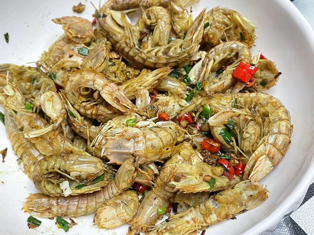 无油炸版的椒盐皮皮虾和巧拨虾壳的方法