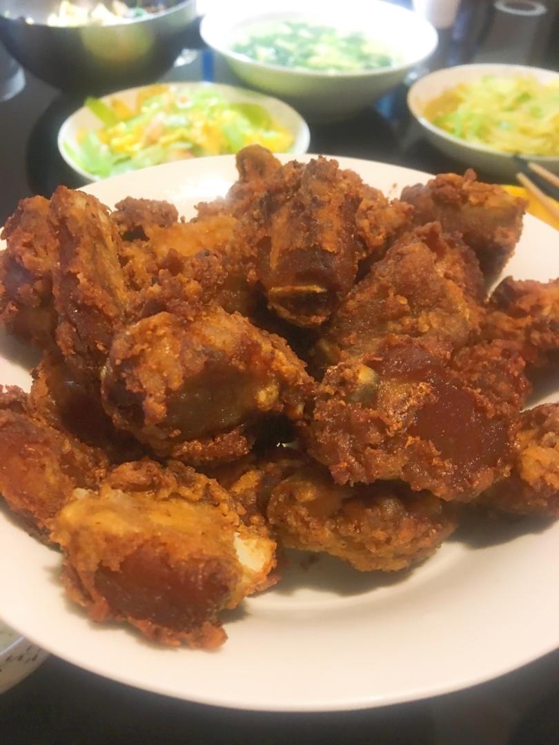 我家排骨从不红烧，加一些大蒜，出锅香喷喷，孩子吃完舔手指