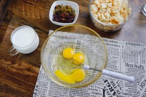 鸡蛋布丁吐司杯💕吐司的花样吃法的做法 步骤2