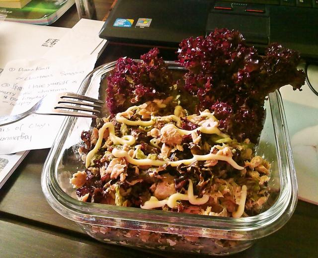 金枪鱼紫生菜沙拉的做法