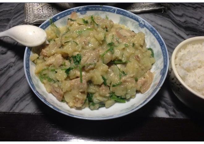 五花肉焖土豆的做法