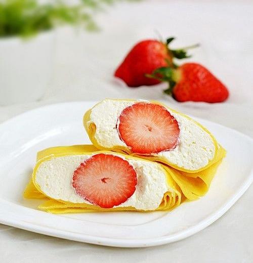 草莓班戟——平底不粘锅就可以搞定的经典甜品的做法