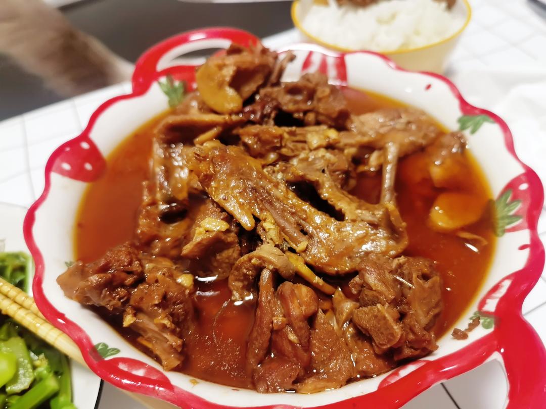 传统正宗的啤酒鸭配方和做法，鲜嫩香浓，只需炒千万不要焯水