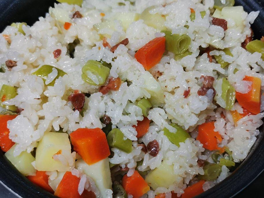 火腿土豆四季豆红萝卜焖饭
