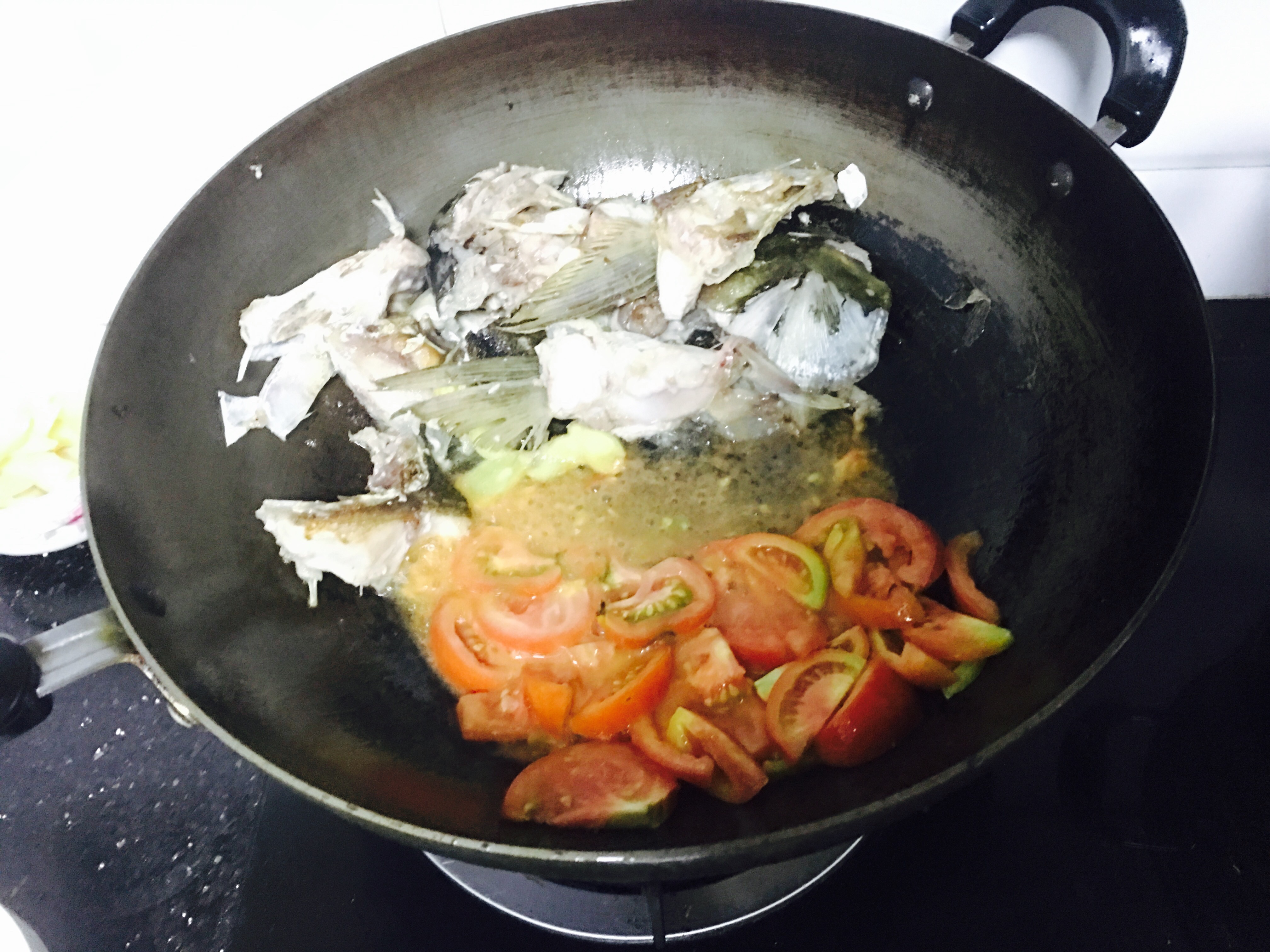 西红柿鱼头汤的做法 步骤4
