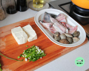 三文鱼头豆腐汤，高蛋白质减肥食谱的做法 步骤2