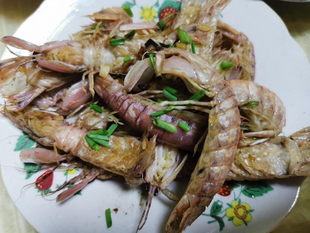 无油炸版的椒盐皮皮虾和巧拨虾壳的方法