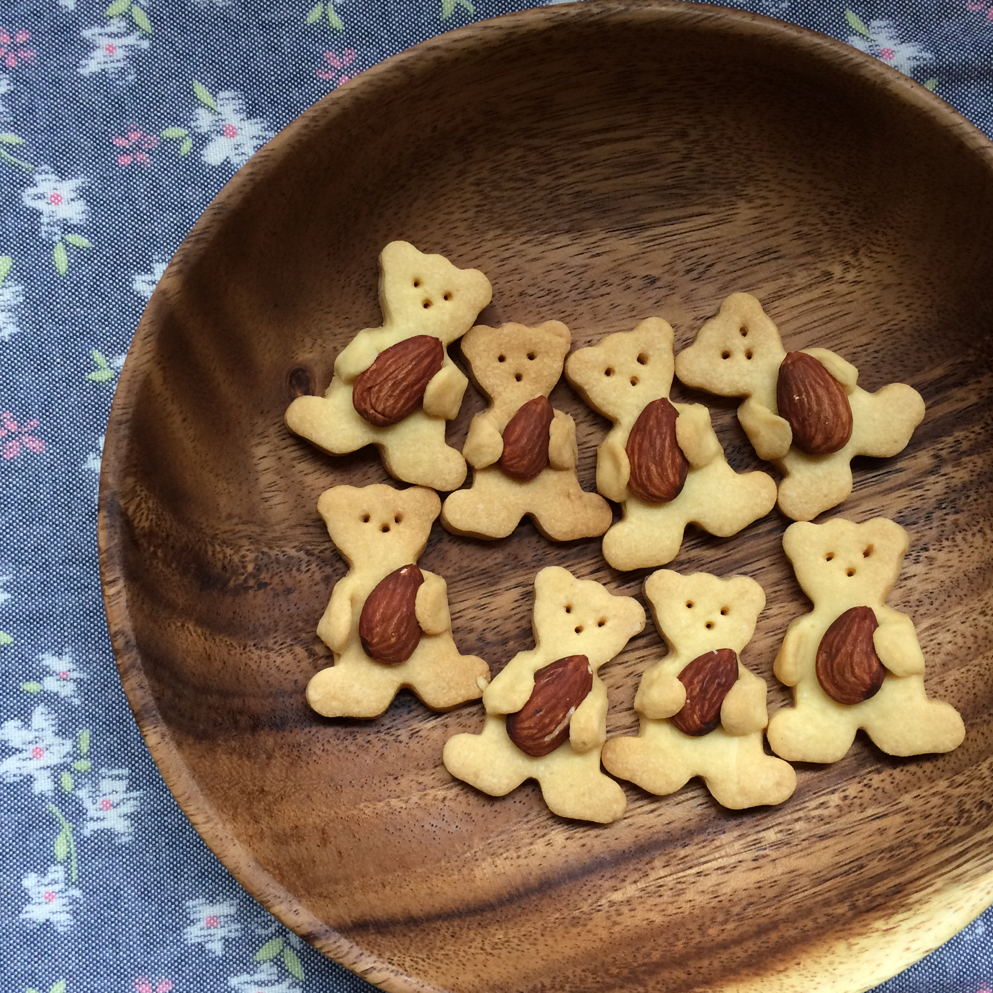 抱杏仁的小熊（造型饼干）