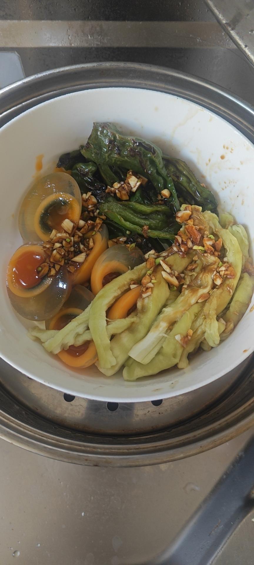 秋燥最下饭开胃的“虎椒皮蛋”