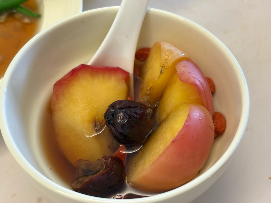 润肠养胃的红枣蒸苹果