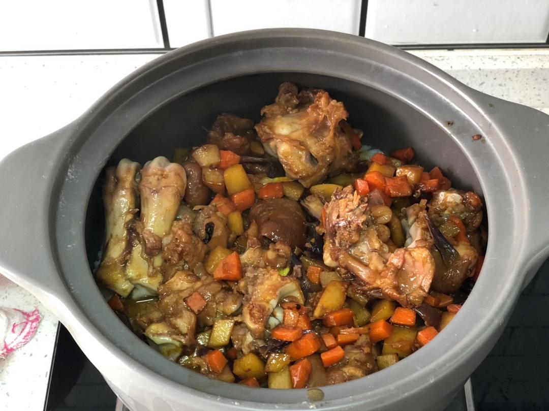 宫爆鸡丁煲仔饭