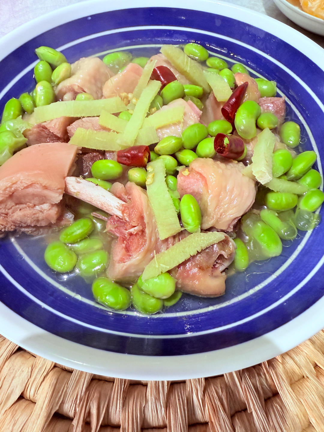 夏日里的简单菜​-毛豆蒸腊鸡腿