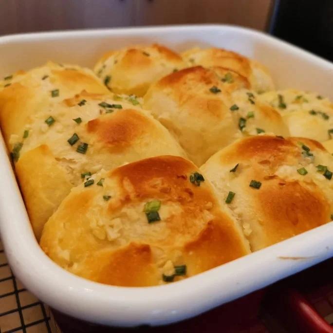 不用揉面！蓬松蒜香小餐包