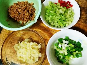 蒸青口（非常好吃的菜脯蒜头油芹菜蒸淡菜）的做法 步骤3