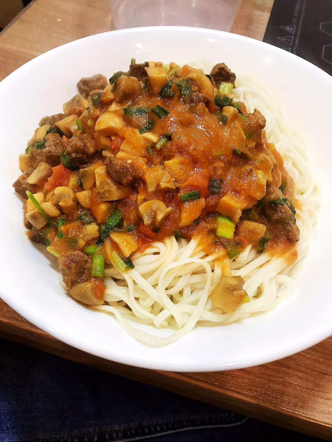 个性牛肉番茄酱盖浇面