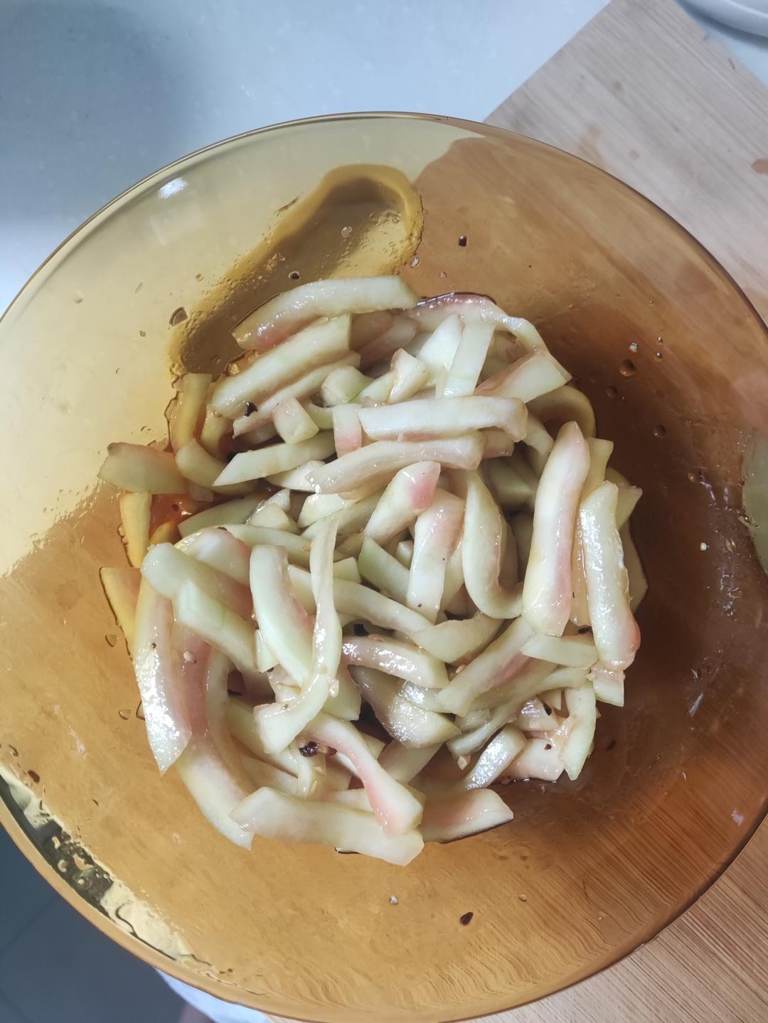 果然是来报恩的🍉酸爽脆口的凉拌西瓜皮也太好吃了吧！