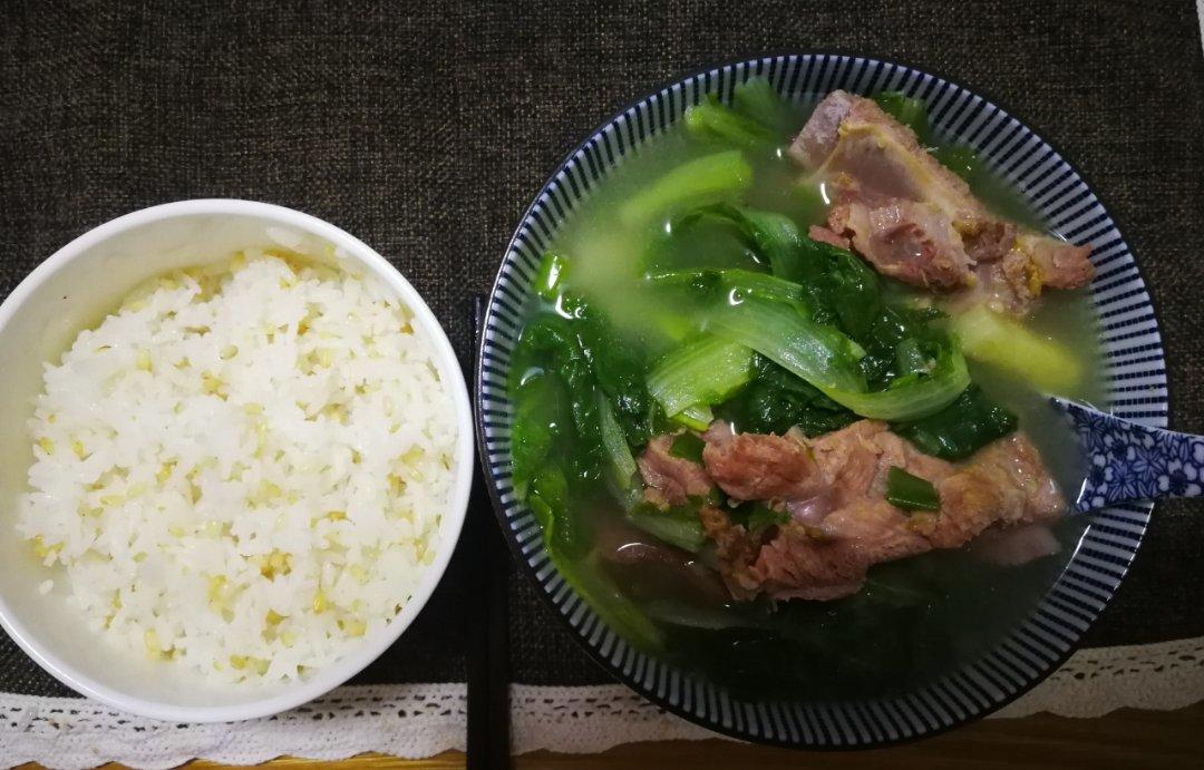 〈小白菜排骨汤〉，根本停不下来的味道，欣小厨 😉