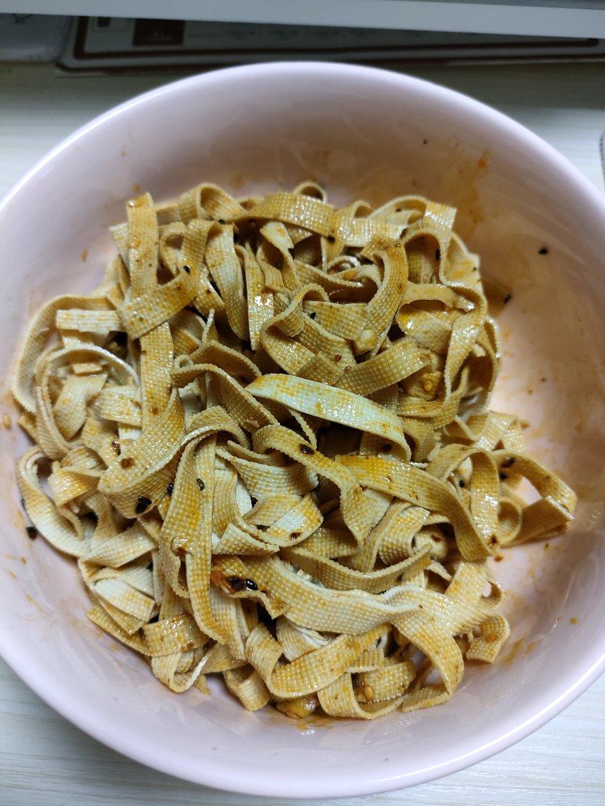 比辣条好吃百倍香辣孜然豆皮