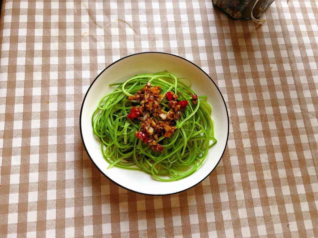 凉拌蒜苔丝