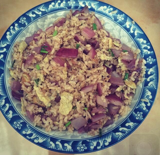 懒人，洋葱鸡蛋炒饭（好吃到爆！！！！）的做法