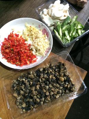 家常菜 | 田螺肉炒秋葵的做法 步骤1