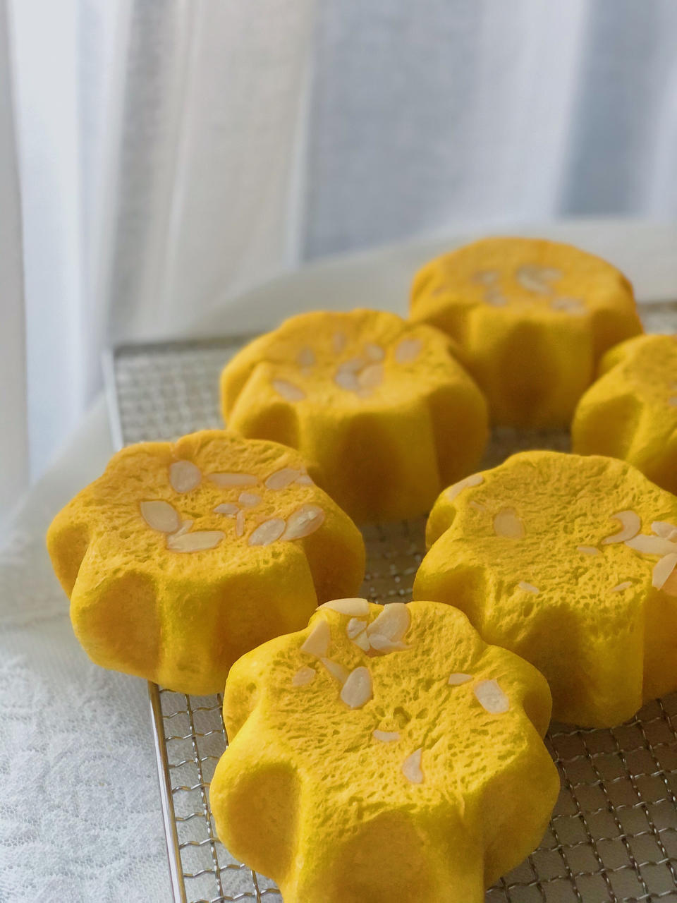 烤了一盘花儿~八角南瓜大鼓面包