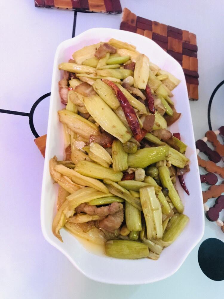 芋头梗干煸五花腩的做法