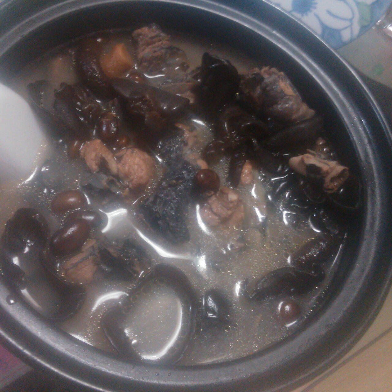 黑豆黑木耳煲乌鸡