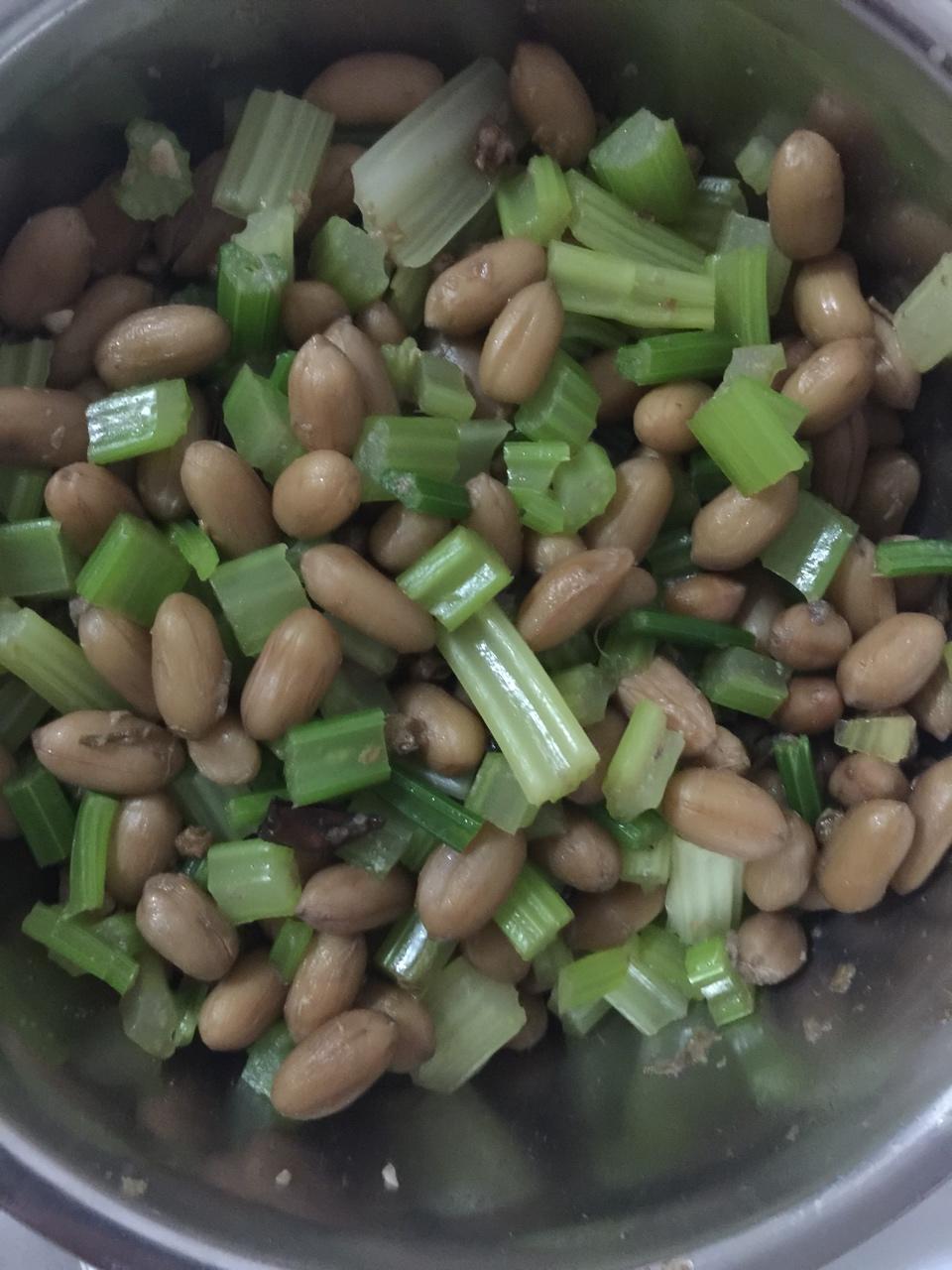 凉拌芹菜花生米胡萝卜