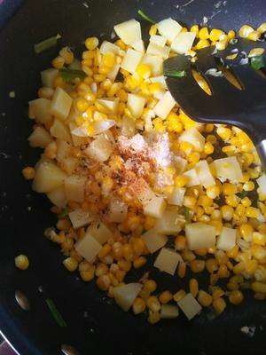 玉米土豆丁的做法 步骤5