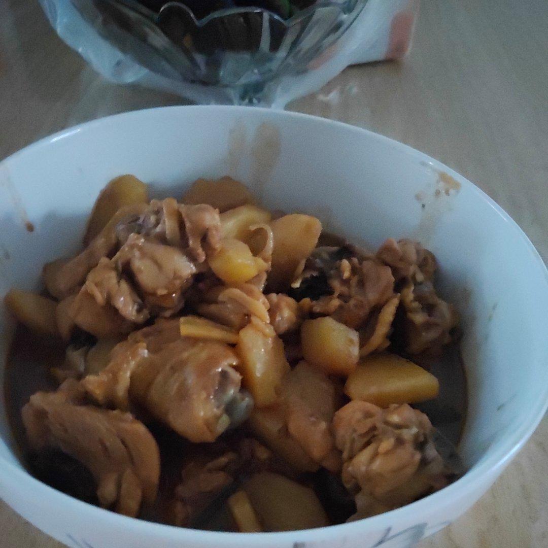 鸡腿炖土豆