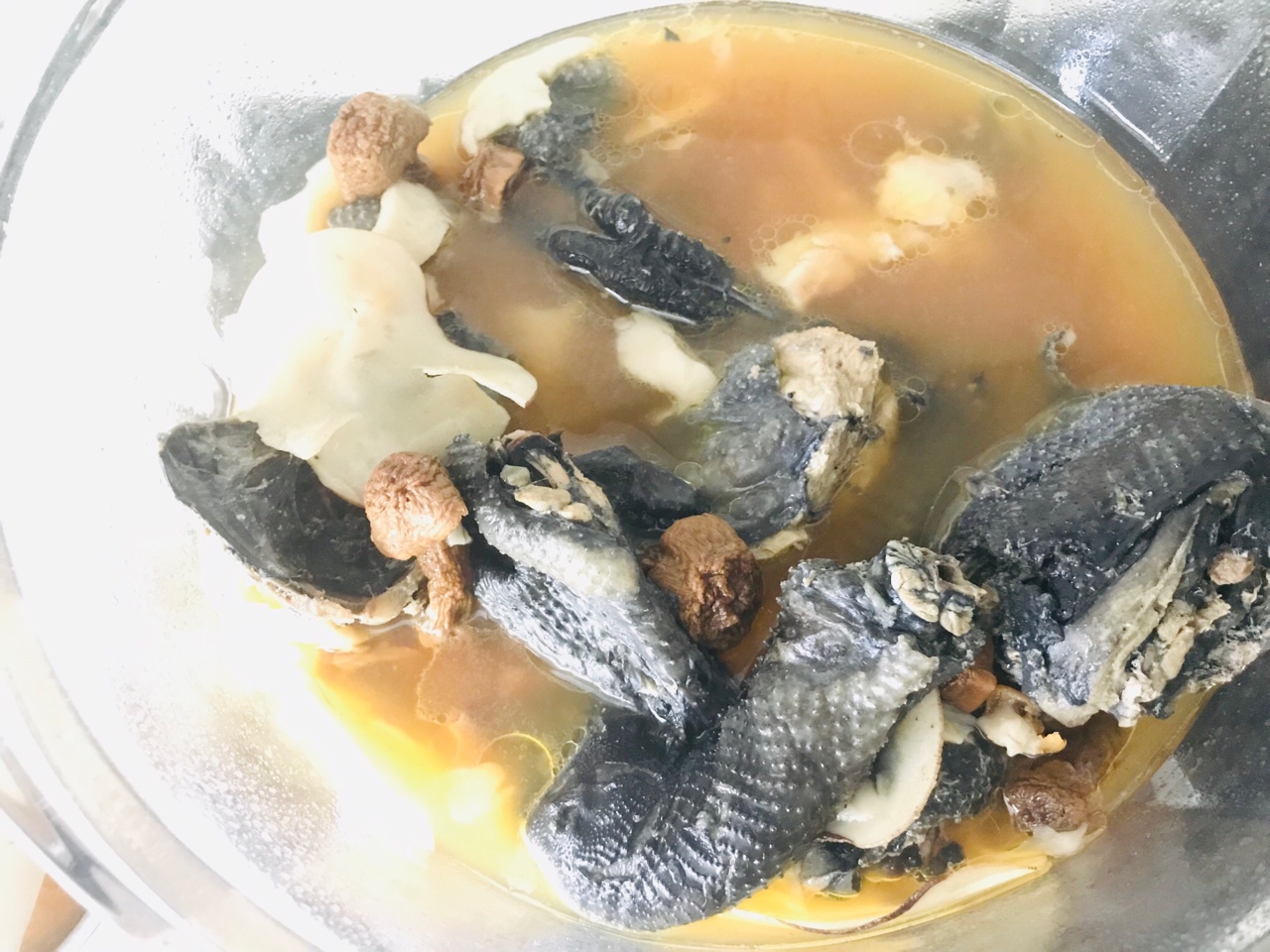 鲜到让你转圈圈的汤品：姬松茸椰汁椰肉乌鸡汤