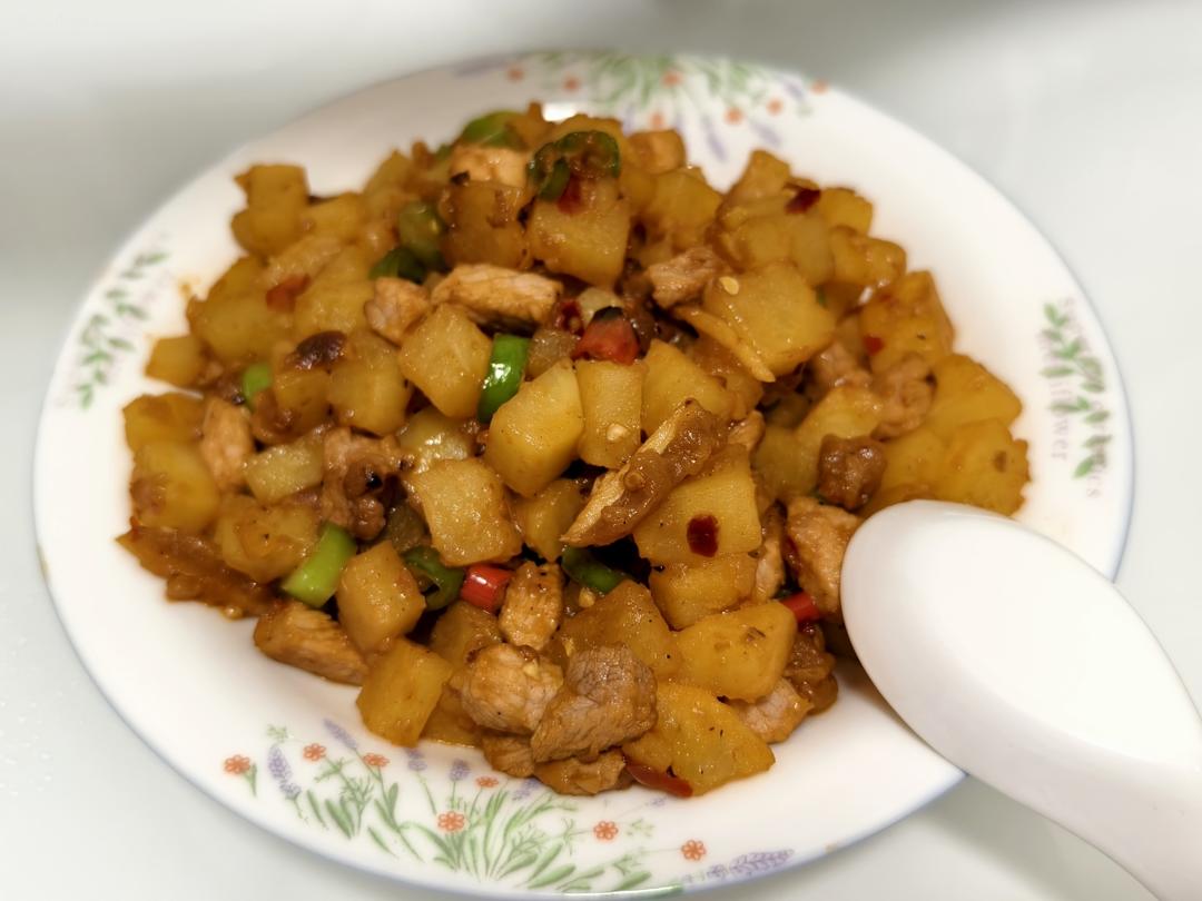 超级好吃简单的土豆丁炒肉