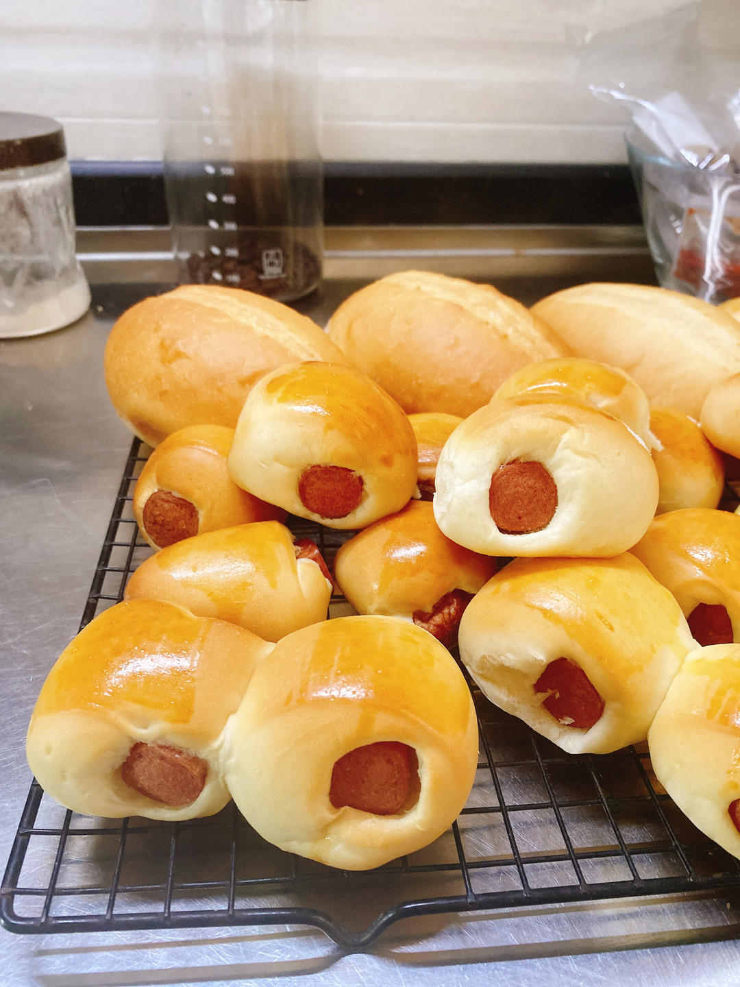 一口迷你肠仔包