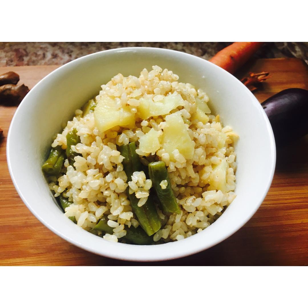 土豆、四季豆糙米饭（电饭煲）