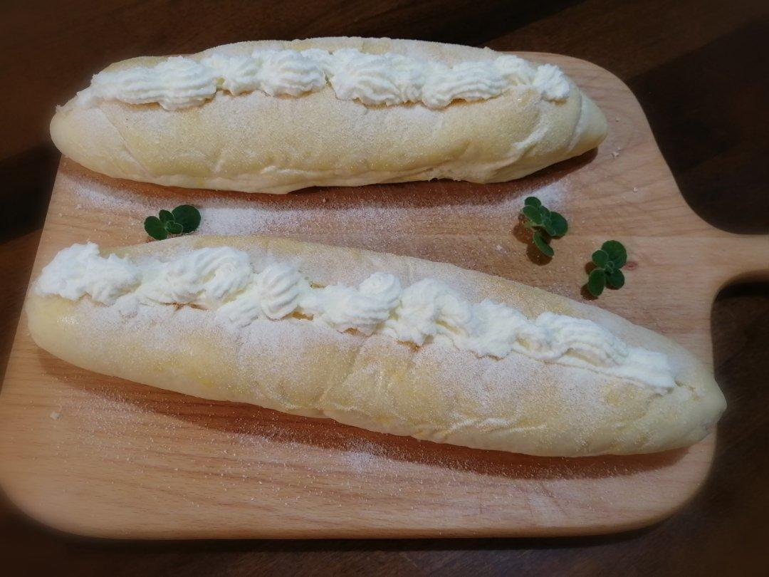 儿时去面包房必买的［椰丝奶油包］