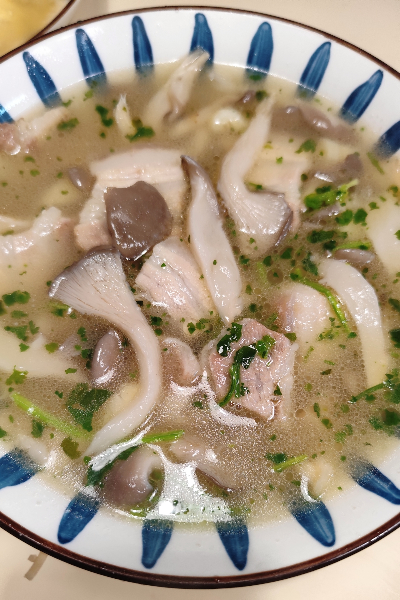 平菇肉汤～五花肉平菇汤的做法