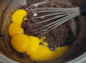 巧克力蛋糕卷的做法 步骤3