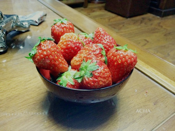 今冬第一颗草莓