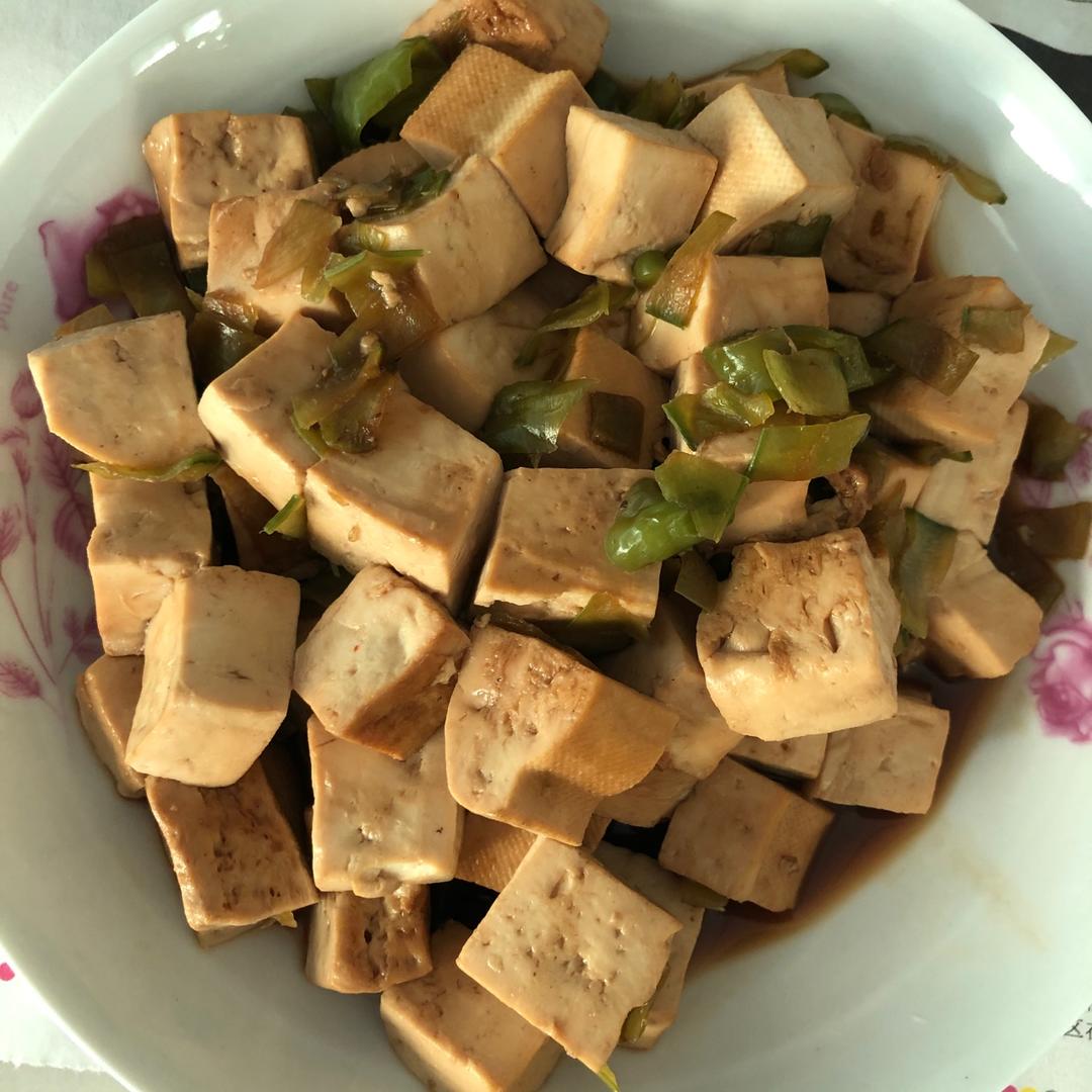 不放肉也超下饭的葱焖豆腐