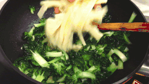 富含蛋白质|“菊花”菜炒冬笋的做法 步骤2