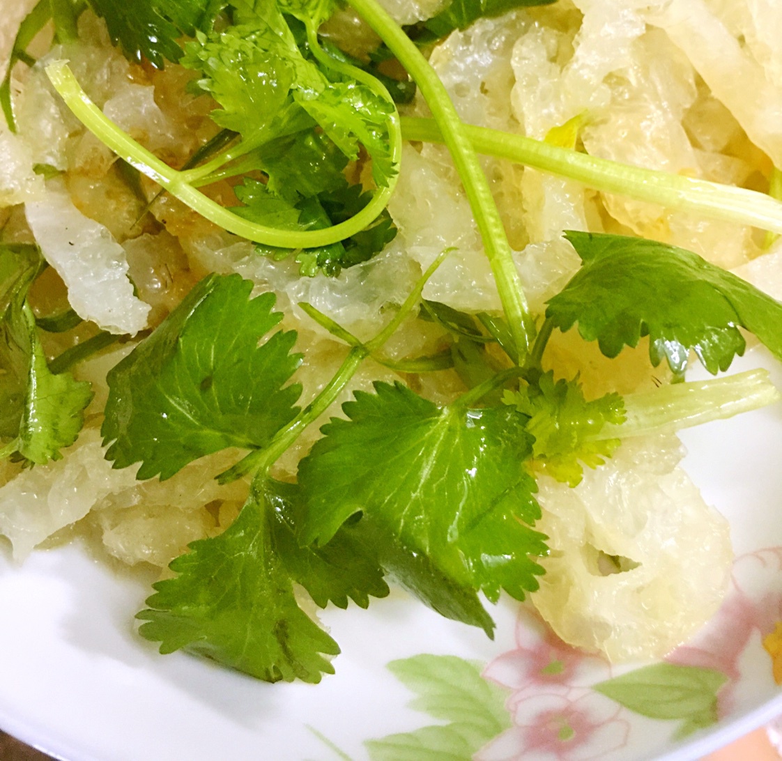 凉拌浮皮(油炸或沙爆炒过的猪皮)