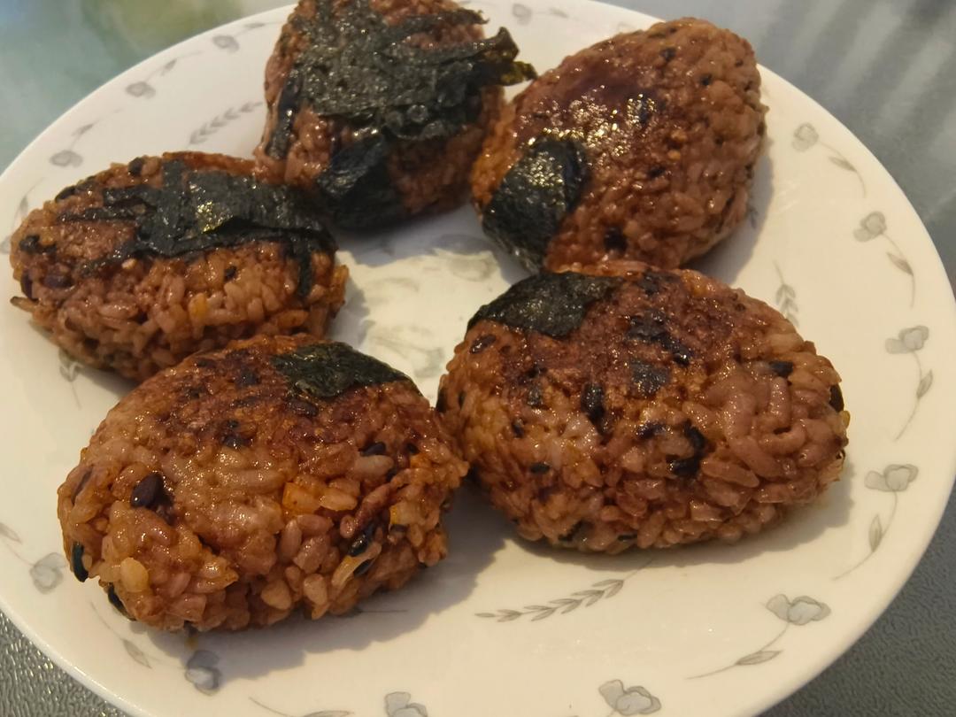 剩米饭的神仙吃法，肉松酱油烤饭团，平底锅就能做哦～