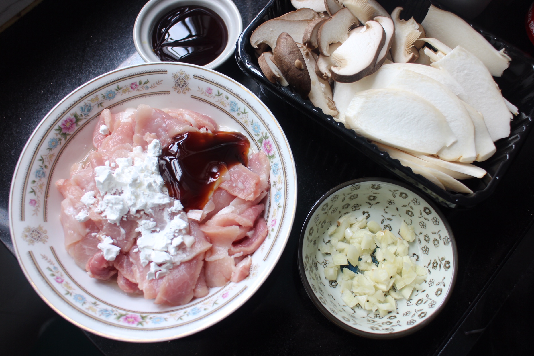 蚝油杏鲍菇炒肉片的做法 步骤1