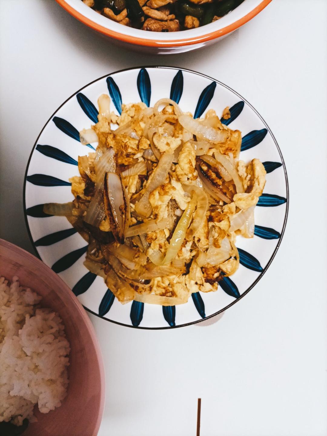 一次出锅，这样做洋葱炒蛋很嫩