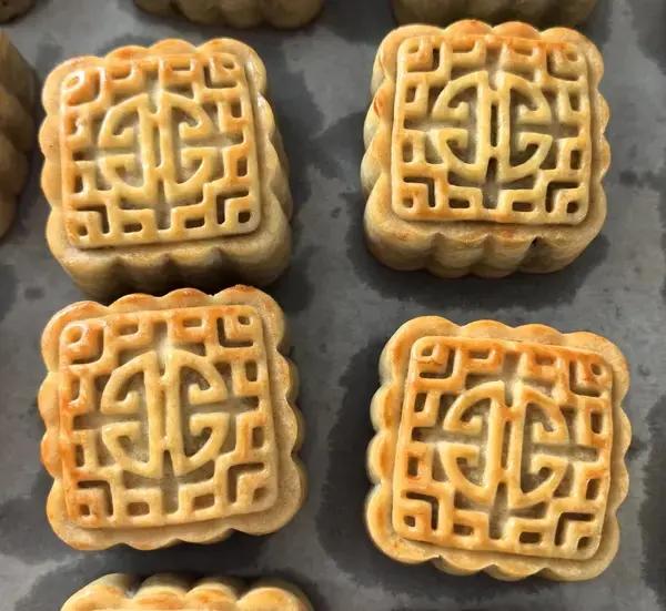 广式月饼——蛋黄莲蓉月饼