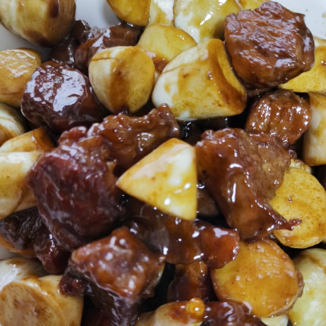 传统红烧肉，与茭白一起焖煮清甜不柴又入味，肥肉Q弹不油腻