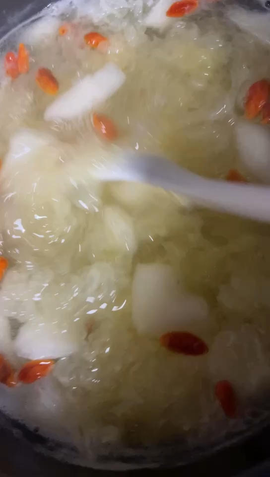 冰糖银耳梨汤