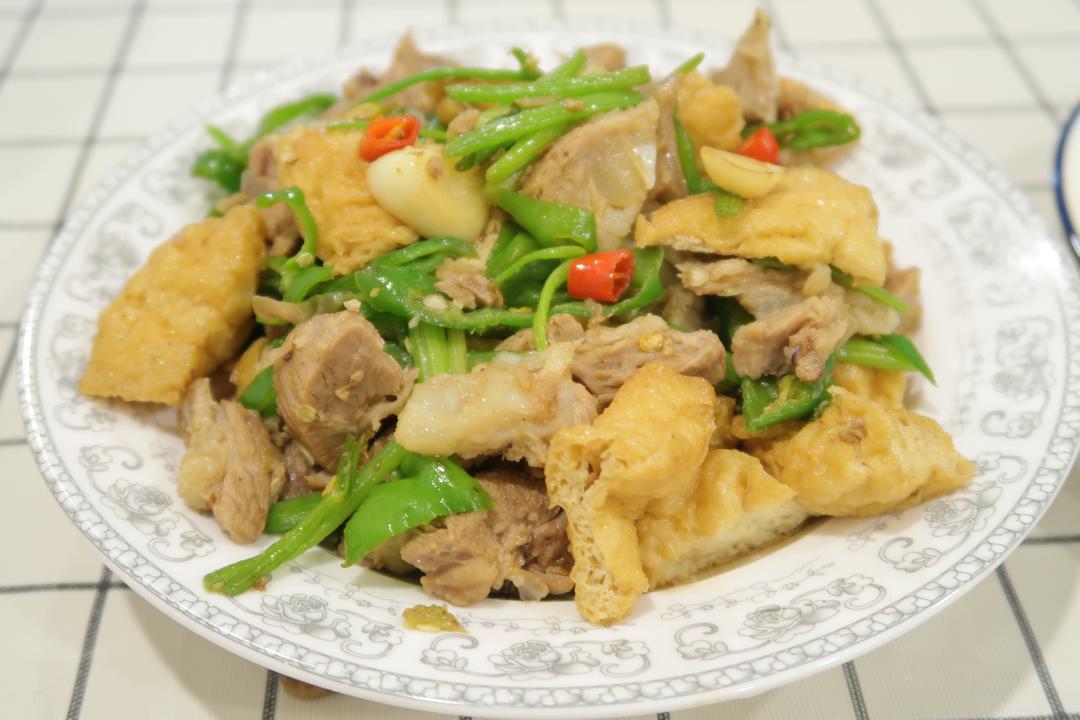 芹菜油豆腐青椒脱骨肉